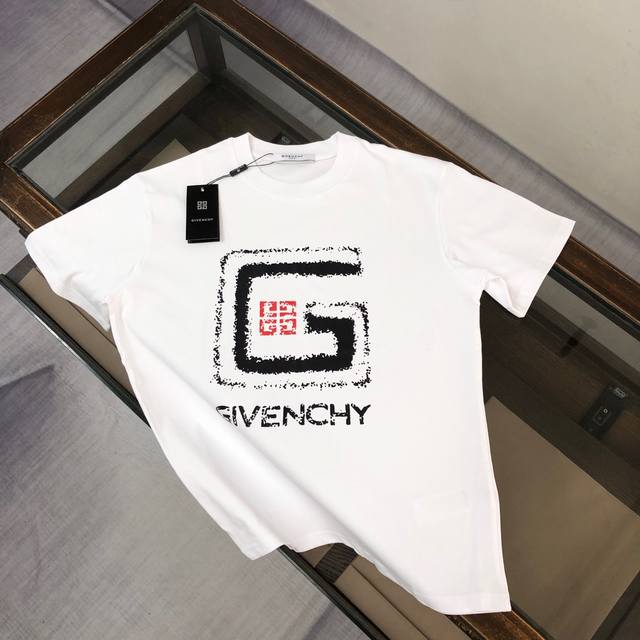 Givenchy 纪梵希 最新款情侣款短袖T恤～品牌顶级Logo重工艺设计～面料上身舒适透气，不僵硬，修身的剪裁，采用高定定制纯棉面料！上身舒适有型，内搭单穿都