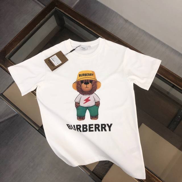 Burberry 夏季新款圆领短袖T恤！270克重磅高端纯棉面料，手感质感都极完美！修身裁剪设计干净利落！时尚又好看！走线做工非常精致！版型效果超赞！而且透气性