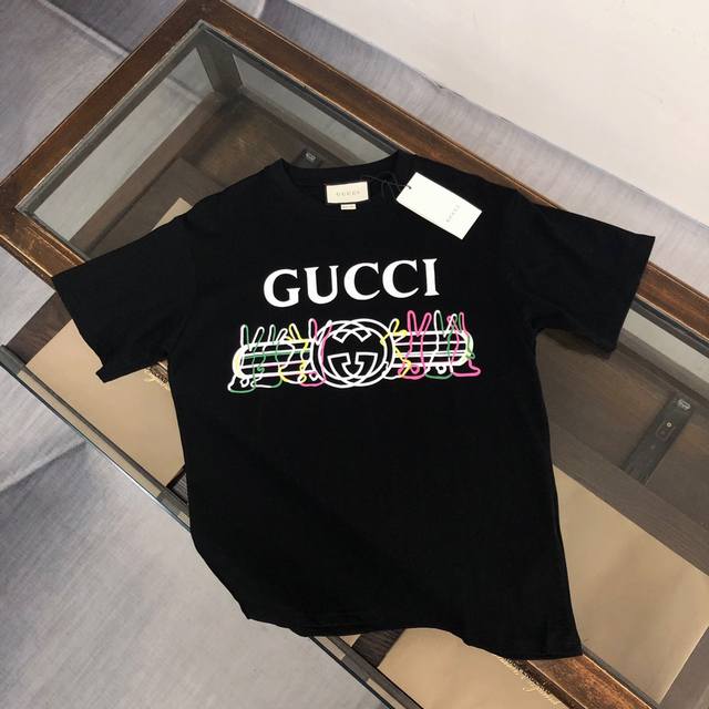Gucci 古驰 夏季新款圆领短袖T恤！270克重磅高端纯棉面料，手感质感都极完美！修身裁剪设计干净利落！时尚又好看！走线做工非常精致！版型效果超赞！而且透气性