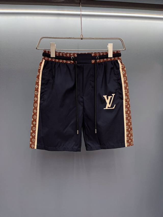 全年补货不下架 Lv 最新款男士潮牌沙滩裤，料子细腻光滑 ，品牌扣子快时尚高清面料印花，手感极佳男士夏天必备，码数M一Xxxl。