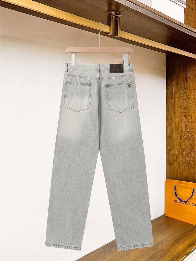 Lv 路易威登 25春夏新品 修身原单男士水洗牛仔裤纯血统品 每季必出的类型，无需质疑的热卖王牌单品，符合四季最佳的搭配色号 整体的风格延续了Slp的基调，通体