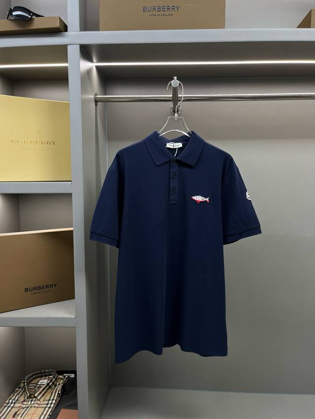 Moncler 蒙口 鲨鱼标识贴片新款Polo衫 原版面料 官方同款 采用210克纯棉珠地面料，定制 同缸染面料 手感非常舒服爽滑 版型挺阔有型 一线品牌代工厂