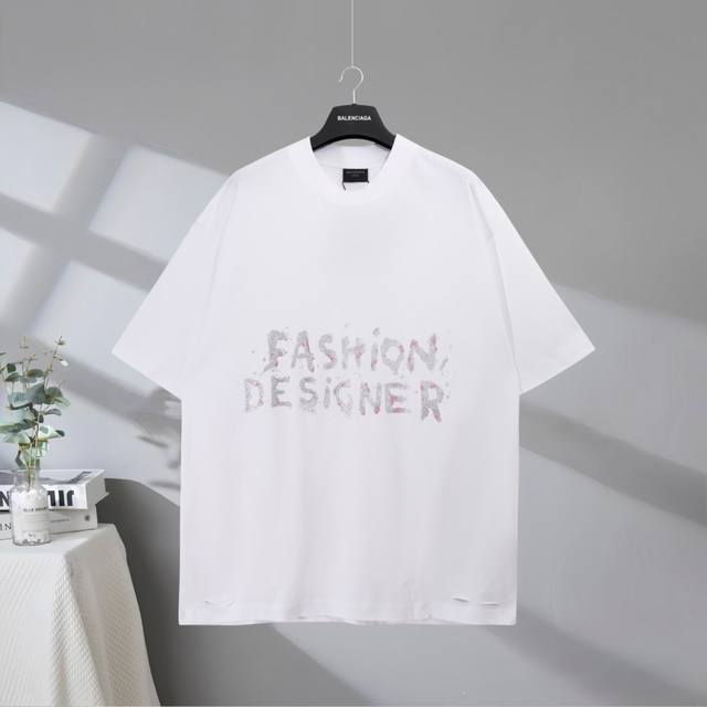 B172# 市场顶级品质 Balenciaga 巴黎世家2025Ss Designer艺术作品金沙字母印花磨破做旧短袖T恤 印花采用进口椭圆机胶浆印花工艺 市场