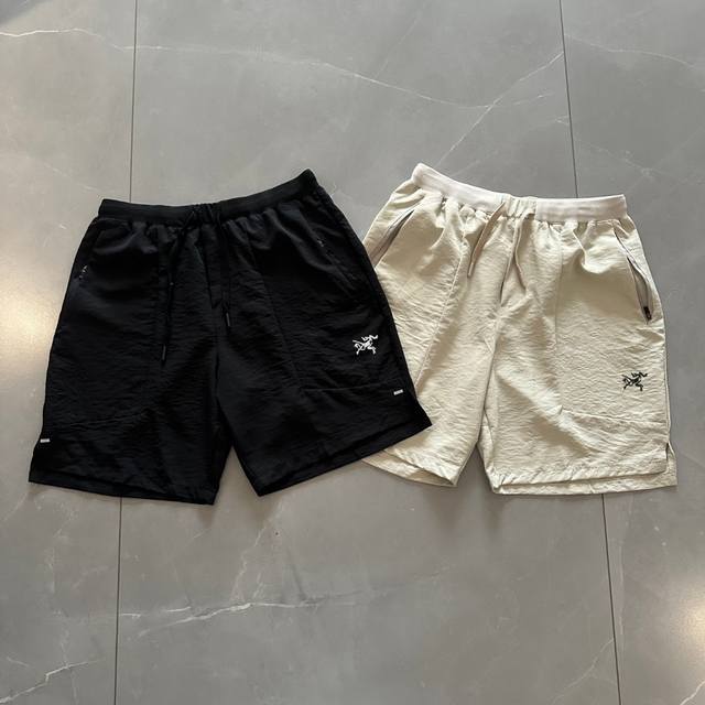 款号:Wkd73 Arc’Teryx 始祖鸟户外 休闲通勤 机能短裤 男女同款 它是可以被定义为一条‘皮肤裤’，防晒抗撕裂，整条裤子包括腰部全带弹力，让你切身体
