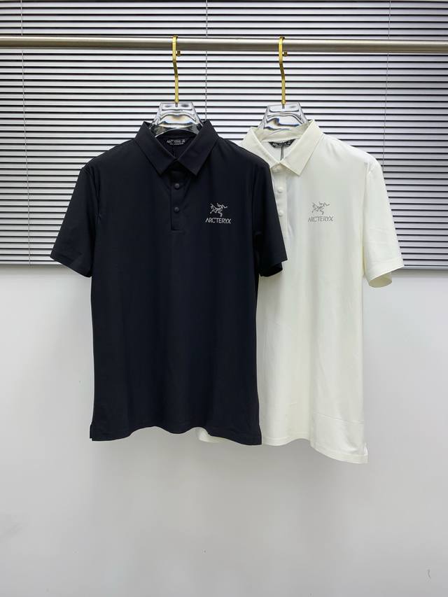 始祖鸟 官网同款速干定制面料 翻领Polo衫短袖 高压反光条印花字母经典Logo 颜色：黑色 白色 码数：S～Xxl