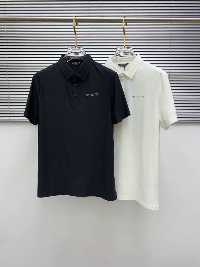 始祖鸟 官网同款速干定制面料 翻领Polo衫短袖 高压反光条印花字母 颜色：黑色 白色 码数：S～Xxl