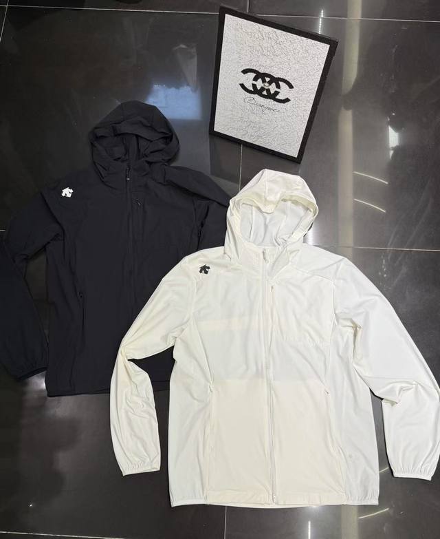 迪桑特 Descente 防晒衣，夏季人手必备产品，官网一比一定制 防晒指数Upf80+ 具有防紫外线速干吸汗轻弹 颜色：黑色 白色 码数：S M L Xl X