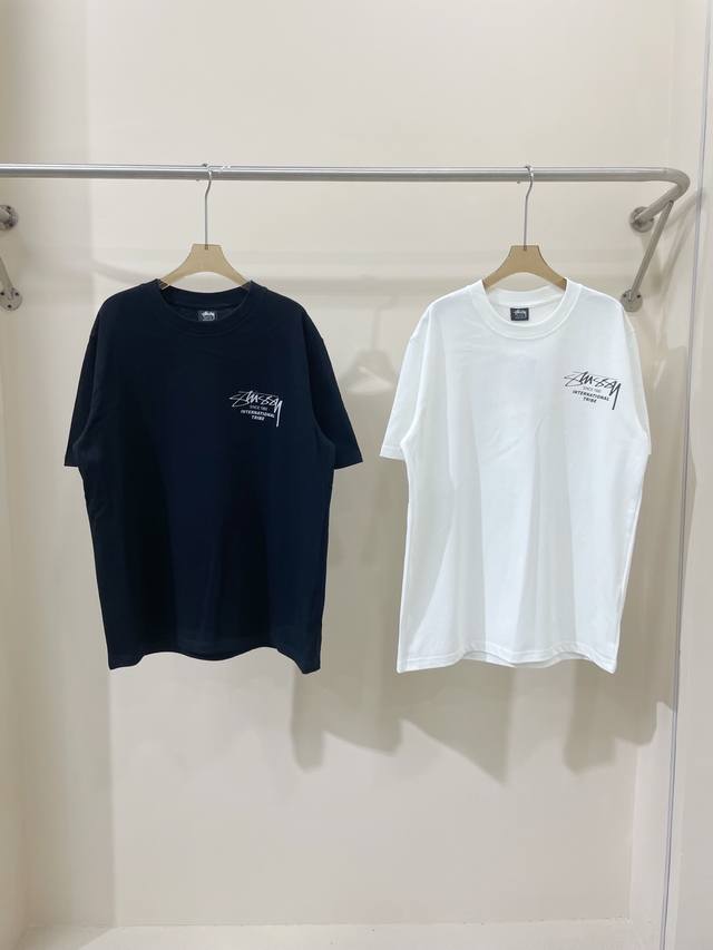 A08# 斯图西 Stussy 春夏系列经典款印花字母Logo 260克双纱面料 宽松版型男女同款 码数：S M L Xl 颜色：黑白两色