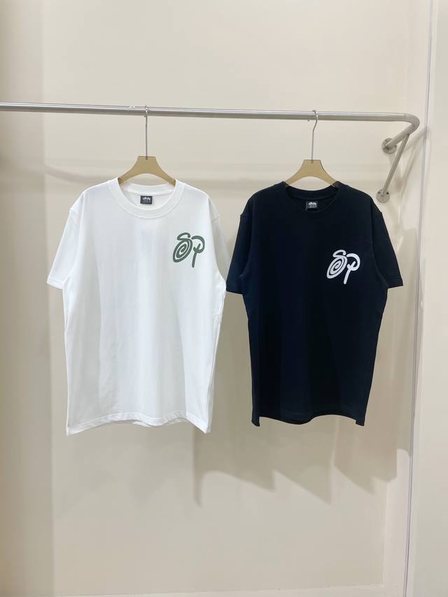 A02# 斯图西 Stussy 春夏系列联名款背后字母人物印花 260克双纱面料 宽松版型男女同款 码数：S M L Xl 颜色：黑白两色