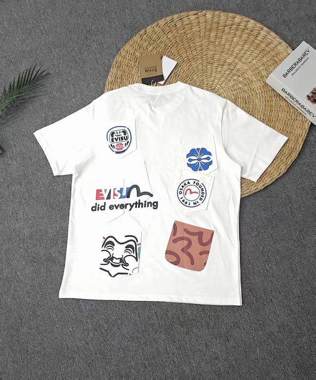 多口袋印花标志短袖 货号：5011 尺码：S M L Xl Xxl 这件短袖T恤以印花图案打造，吸引街头众人目光，展现复古的潮流风格。以多口袋元素打造不一样的效
