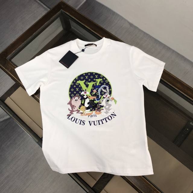 Dl04 Dlouis Vuitton Dlv 路易威登 25Ss夏季新款圆领短袖T恤！270克重磅高端纯棉面料，手感质感都极完美！修身裁剪设计干净利落！时尚又