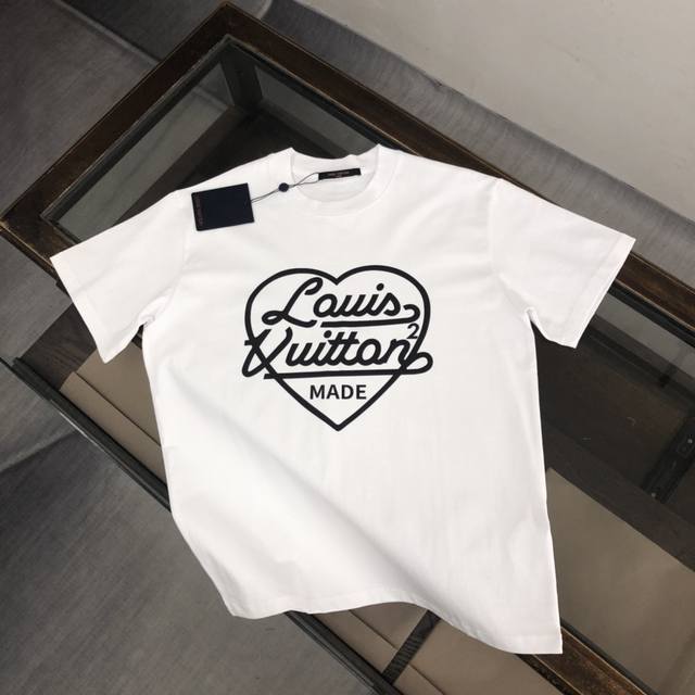 Dl35 Dlouis Vuitton Dlv 路易威登 25Ss夏季新款圆领短袖T恤！280克重磅高端纯棉面料，手感质感都极完美！修身裁剪设计干净利落！时尚又