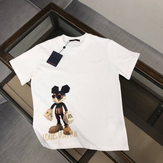 Dl31 Dlouis Vuitton Dlv 路易威登 25Ss夏季新款圆领短袖T恤！280克重磅高端纯棉面料，手感质感都极完美！修身裁剪设计干净利落！时尚又