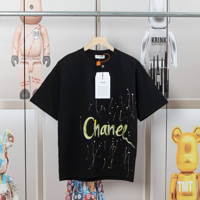 Chanel 香奈儿 彩色手工涂鸦手绘短袖T恤 面料采用定制定染.高端洗水. 今年走秀款图案 成衣手绘涂鸦系列 作为整个起始设计 实用性高级感满满 男女同款 随