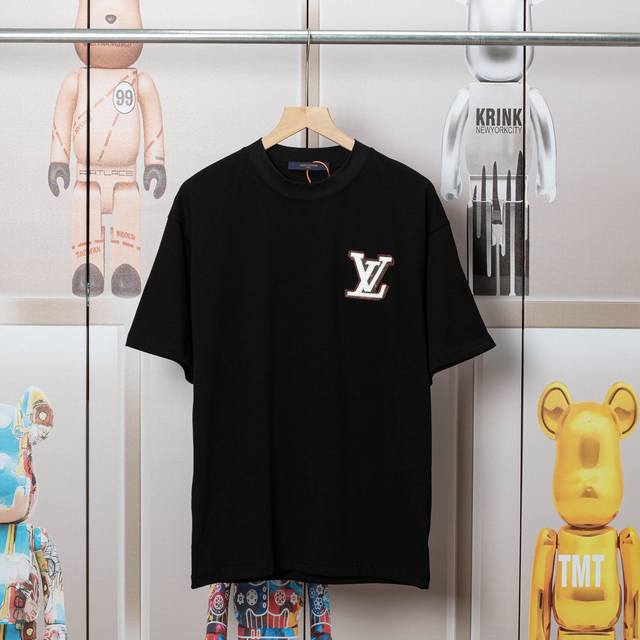 Lv路易 Ss真皮刺绣新款短袖 ，高品质重磅双纱280G32支滑爽纯棉洗水手感，前后高端真皮绣花、还原特殊工艺带来的潮流，定制定染 ，面料舒适柔软，三标齐全 非
