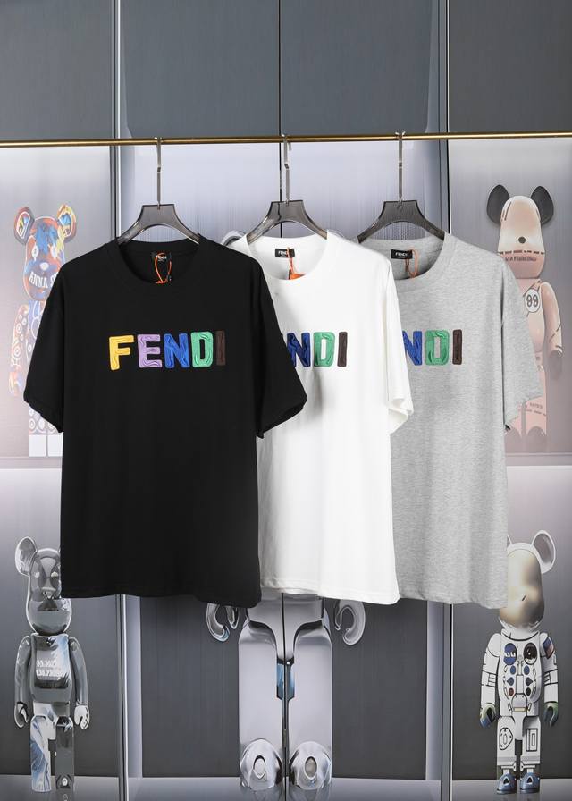 Fendi芬迪春夏新款绣花休闲短袖.细节原版开模.前片双F采用不同颜色高端绣花，纯棉双纱280G.32支 面料舒适柔软 三标其全.男人首选必配T恤 颜色:黑色.
