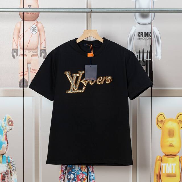 Lv路易早春珠片绣花新款短袖T恤，高品质尼龙滑爽纯棉洗水面料，前后幅高端绣花、还原特殊工艺带来的潮流，官网同步，定制定染 ，面料舒适柔软，三标齐全 非市场普通版