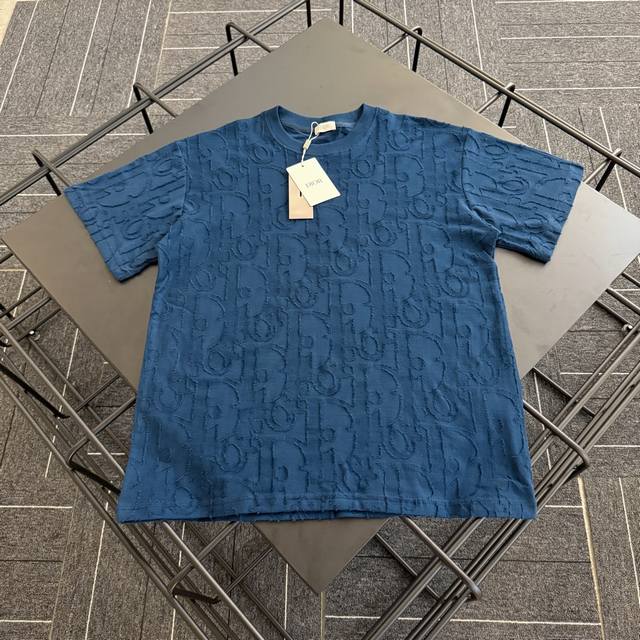 款号D002 Dior 25Ss激光破洞浮雕满印字母短袖T恤 定制280克全棉双纱硬挺面料 布面干净 布纹清晰 手感非常细腻扎实 更加力挺 舒适透气不易变形不易