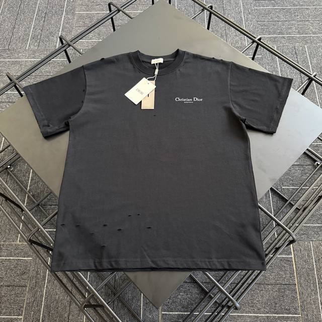 款号D003 Dior 破洞烫银前后字母重工短袖T恤 定制280克全棉双纱硬挺面料 布面干净 布纹清晰 手感非常细腻扎实 更加力挺 舒适透气不易变形不易褶皱 1