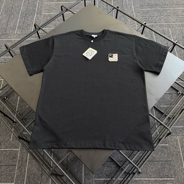 款号L001 Loewe新款贴布牙刷绣Logo百搭短袖T恤 定制280克全棉双纱硬挺面料 布面干净 布纹清晰 手感非常细腻扎实 更加力挺 舒适透气不易变形不易褶