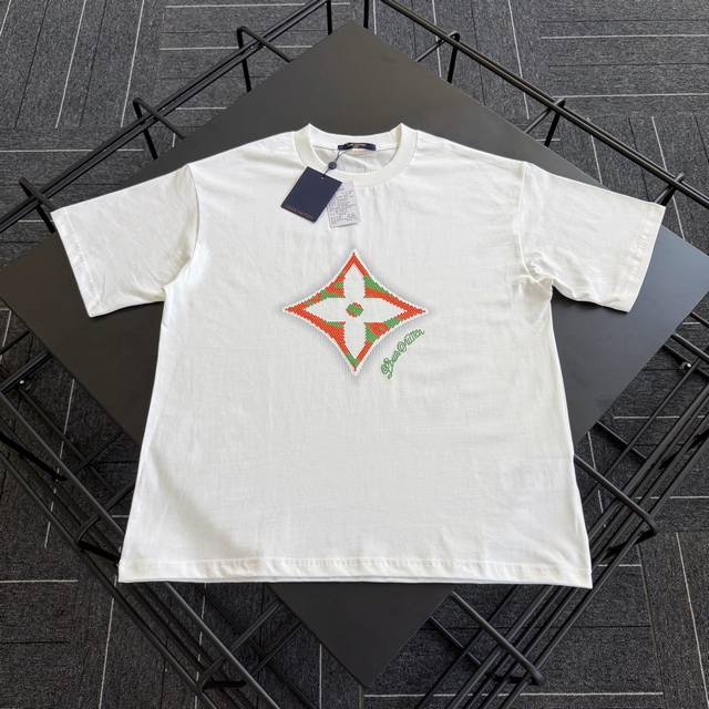 款号V007 Lv 25Ss新款四叶草印花短袖T恤 定制260克全棉双纱硬挺面料 布面干净 布纹清晰 手感非常细腻扎实 更加力挺 舒适透气不易变形不易褶皱 1×