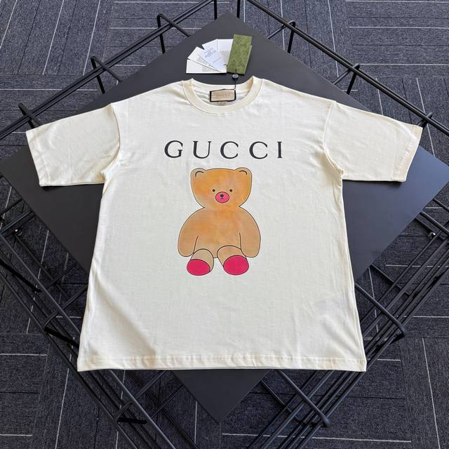 款号G001 Gucci新款卡通小熊印花短袖T恤 定制240克全棉双纱硬挺面料 布面干净 布纹清晰 手感非常细腻扎实 更加力挺 舒适透气不易变形不易褶皱 1×1