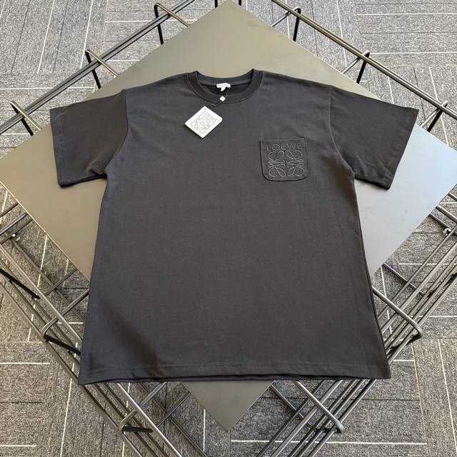 款号L002 Loewe 新款口袋刺绣Logo短袖T恤 定制280克全棉双纱硬挺面料 布面干净 布纹清晰 手感非常细腻扎实 更加力挺 舒适透气不易变形不易褶皱