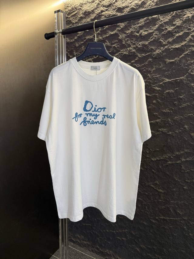 款号D001 偏小一码 Dior 新款棉花绣水洗破洞短袖T恤 定制280克全棉双纱硬挺面料 布面干净 布纹清晰 手感非常细腻扎实 更加力挺 舒适透气不易变形不易