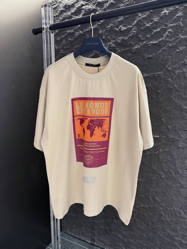 款号V001 Lv 新款地球烫钻短袖T恤 定制280克全棉双纱硬挺面料 布面干净 布纹清晰 手感非常细腻扎实 更加力挺 舒适透气不易变形不易褶皱 1×1索罗娜螺