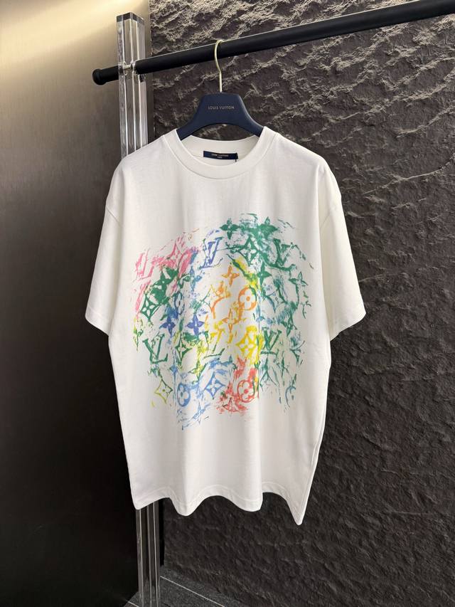 款号V015 Lv蜡笔涂鸦直喷短袖T恤 定制280克全棉双纱硬挺面料 布面干净 布纹清晰 手感非常细腻扎实 更加力挺 舒适透气不易变形不易褶皱 1×1索罗娜螺纹