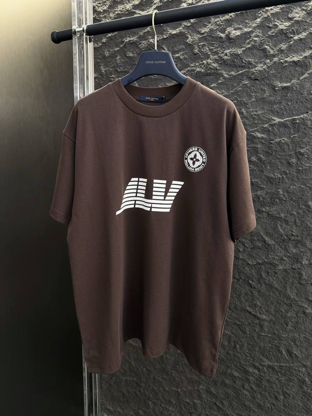 款号V012 Lv25新款深棕地球系列短袖T恤 定制280克全棉双纱硬挺面料 布面干净 布纹清晰 手感非常细腻扎实 更加力挺 舒适透气不易变形不易褶皱 1×1索