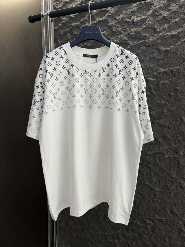款号V003 Lv 渐变圆领老花图案星空渐变元素 酷炫时尚高品质织精梳棉织造而成 舒适与质感并存 定制双纱260克面料 宽松版型 男女均可 可搭配同期单品 男女