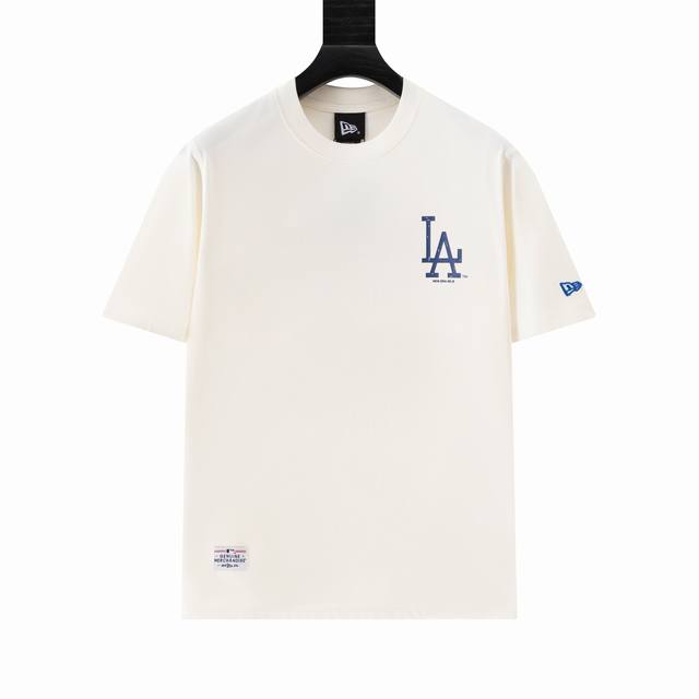 款号Ys121 New Era ×Mlb 纽亦华绣圆领T恤 男女同款，面料260G双纱纯棉！～合身的廓形剪裁，落肩袖设计，简约基础百搭不挑人，上身简洁利落，不起
