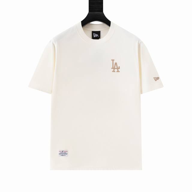 款号Ys120 New Era ×Mlb 纽亦华绣圆领T恤 男女同款，面料260G双纱纯棉！～合身的廓形剪裁，落肩袖设计，简约基础百搭不挑人，上身简洁利落，不起