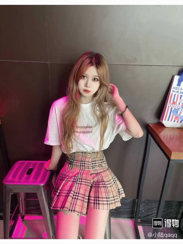 Su112# 白底图 Supreme Ss22 联名款Burberry 徽标印花T恤短袖 男女同款 采用圆筒无缝工艺 原版工艺 衣服侧面没有缝合骨位 鉴定重点