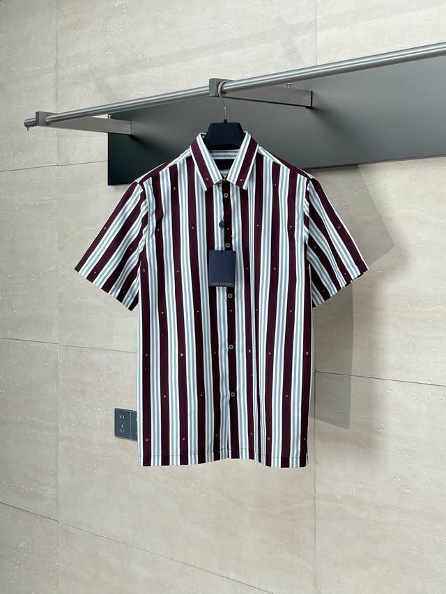 Lv* 路易 25Ss新款拼色条纹老花短袖衬衫 正品10300购入，采用40支棉纱混纺面料，布匹直喷，定位裁床，手工包缝，定制1：1纽扣，商标 Size：S M