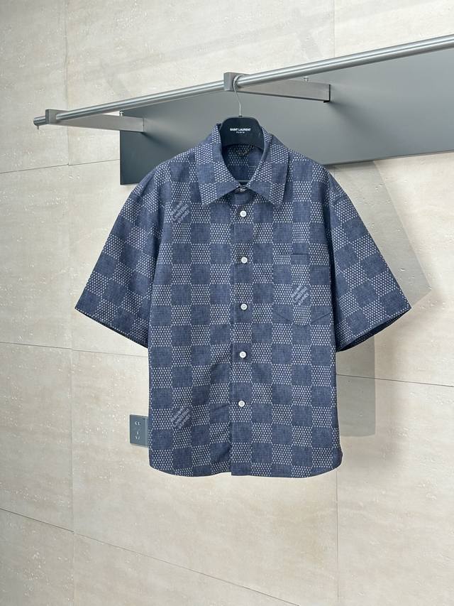 Lv* 路易 25Fw秋冬新款棋盘格翻领短袖衬衫 采用棉布针织面料，满身Damier 提花与种子图案，织入 Marque L.Vuitton DéPoséE 标