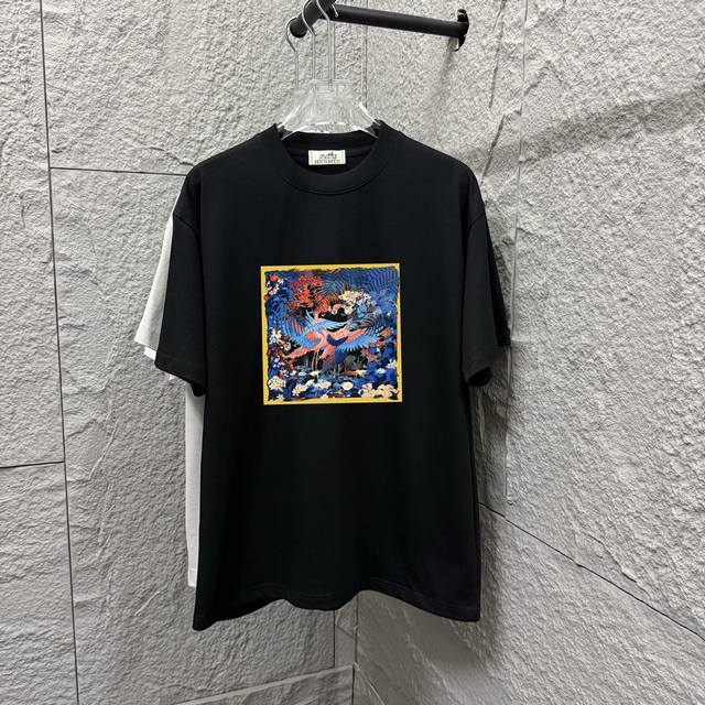 Herme*爱马仕* 2025春夏新款 火烈鸟方框印花 定制双纱平纹纯棉面料 短袖T恤 男女同款 颜色 ：黑色 白色 尺码： S 90-130斤 M 120-1
