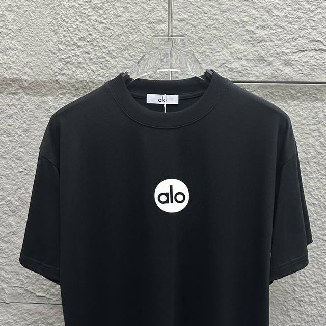 Alo*2025春夏款 经典简约圆圈字母 厚板立体硅胶工艺 个性Logo 定制双纱平纹纯棉面料 短袖T恤 男女同款 颜色：黑色 白色 尺码： S 90-130斤