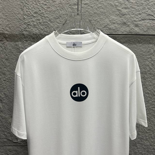 Alo*2025春夏款 经典简约圆形字母 厚板立体硅胶工艺 个性Logo 定制双纱平纹纯棉面料 短袖T恤 男女同款 颜色：黑色 白色 尺码： S 90-130斤