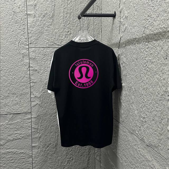 Lulu*Lemon*露露 2025春夏新款短袖T恤 前后经典字母 立体植绒工艺 定制双纱平纹纯棉面料 男女同款 颜色：黑色 白色 尺码： S 90-130斤