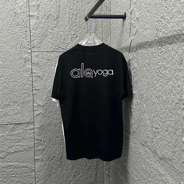 Alo*2025春夏款 经典简约字母 白色银色厚板立体硅胶工艺 个性Logo 定制双纱平纹纯棉面料 短袖T恤 男女同款 颜色：黑色 白色 尺码： S 90-13
