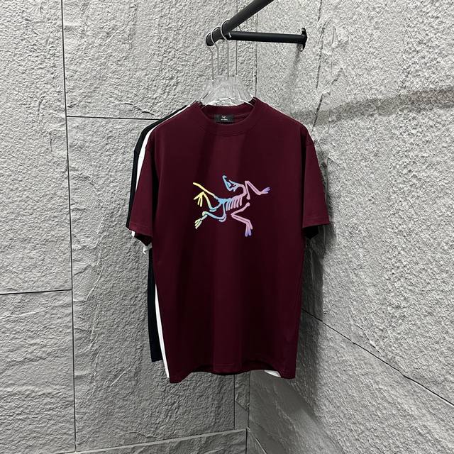 Arc'teryx*始祖*鸟2025春夏季潮牌新款 个性经典图案彩色渐变印花 定制双纱平纹纯棉面料 短袖T恤 男女同款 颜色：黑色 白色 安哥拉红 尺码： S