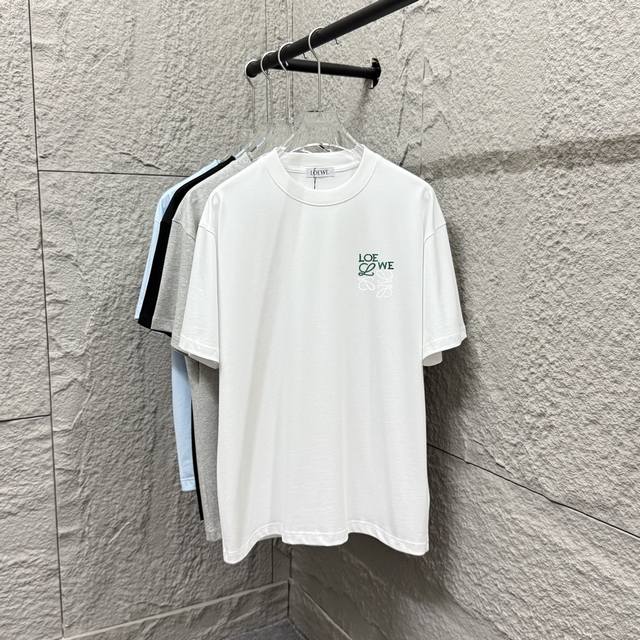 Loe*罗意* 2025春夏款 经典图腾错位简约字母刺绣个性Logo 定制双纱平纹纯棉面料 短袖T恤 男女同款 颜色：黑色 白色 尺码： S 90-130斤 M
