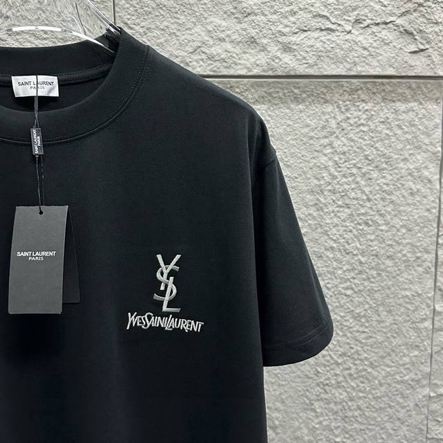 Ysl*圣罗兰* 2025春夏新款 经典字母银线刺绣 简约大气 定制双纱平纹纯棉面料 短袖T恤 男女同款 尺码： S 90-130斤 M 120-150斤 L