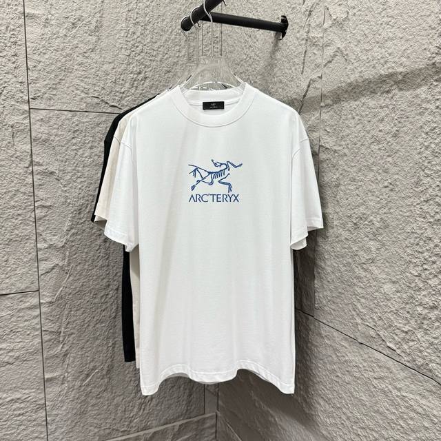 Arc'teryx*始祖*2025春夏新款 个性经典骷髅鸟Logo 字母前后印花 定制双纱平纹纯棉面料 短袖T恤 男女同款 尺码： S 90-130斤 M 12