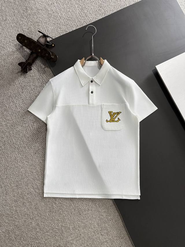 隔天出货 高品质 Lv Polo衫经典沉稳大气，精致又奢华，满满的品牌辨识度 。简洁的翻领设计搭配几颗纽扣，利落又不失优雅。版型合身M-3Xl