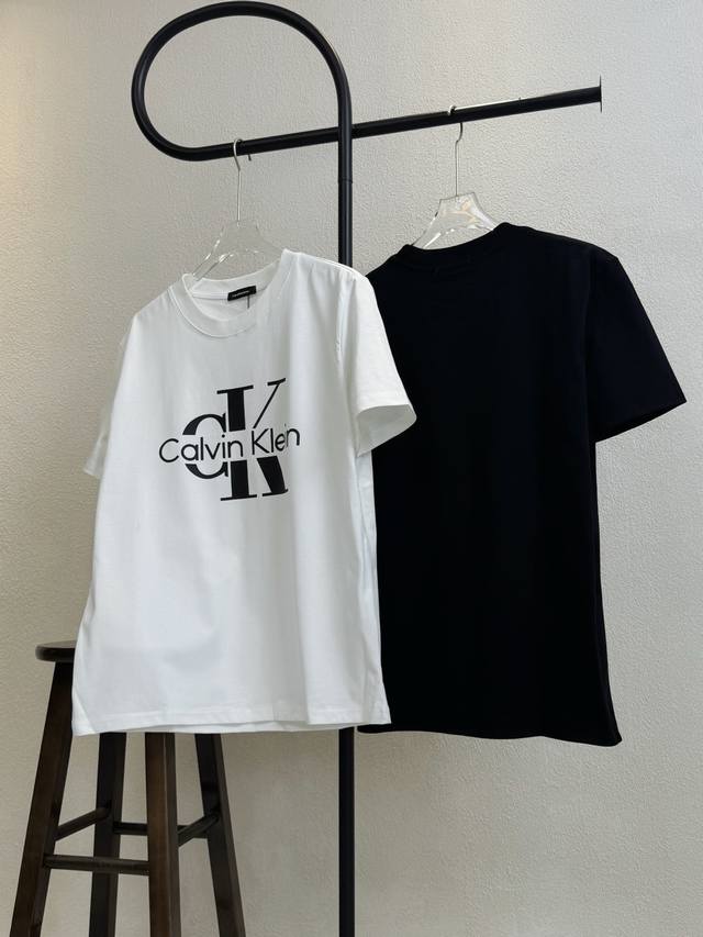 款号Xb77 Ck大标字母横向印花圆领短袖 黑白双色 情侣同款 全套包装 三标齐全 区别市场通货 随意对比 纯棉280克高克重32支双纱 不起球 不褪色 舒适透