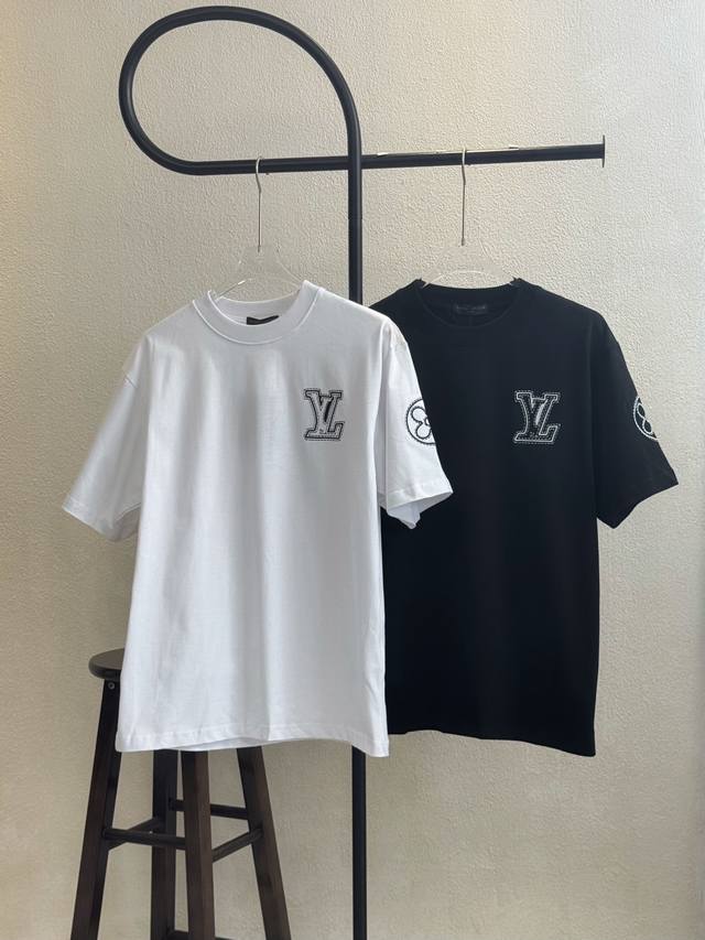 款号X153 Lv路易威登Logo贴布图案刺绣圆领短袖 官网买的样衣回来打的板 原色原版1:1 市场发这么低不发这个价格P没办法 情侣同款 全套包装 三标齐全