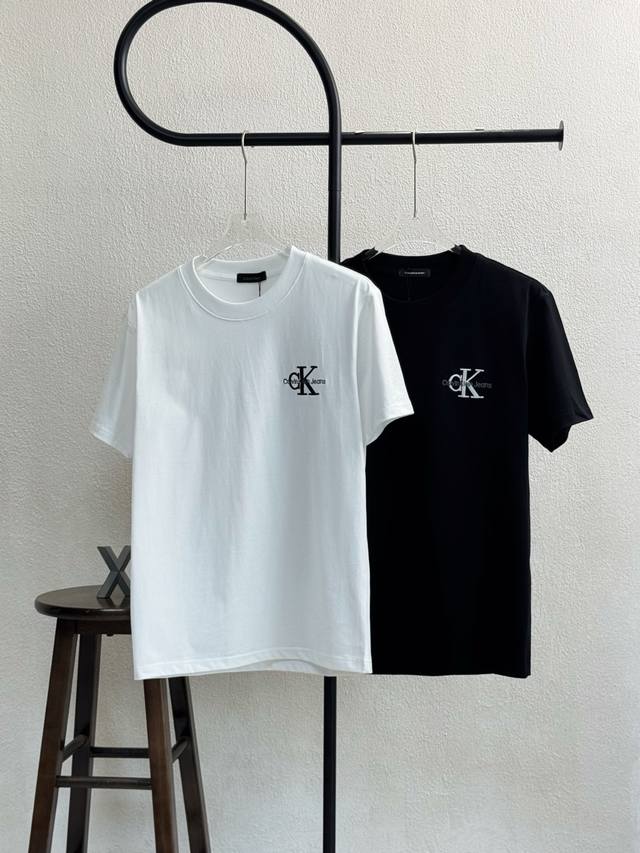 款号Xb98 Ck胸口经典大Logo小字母刺绣圆领短袖 情侣同款 全套包装 三标齐全 区别市场通货 随意对比 纯棉280克高克重32支双纱 不起球 不褪色 舒适